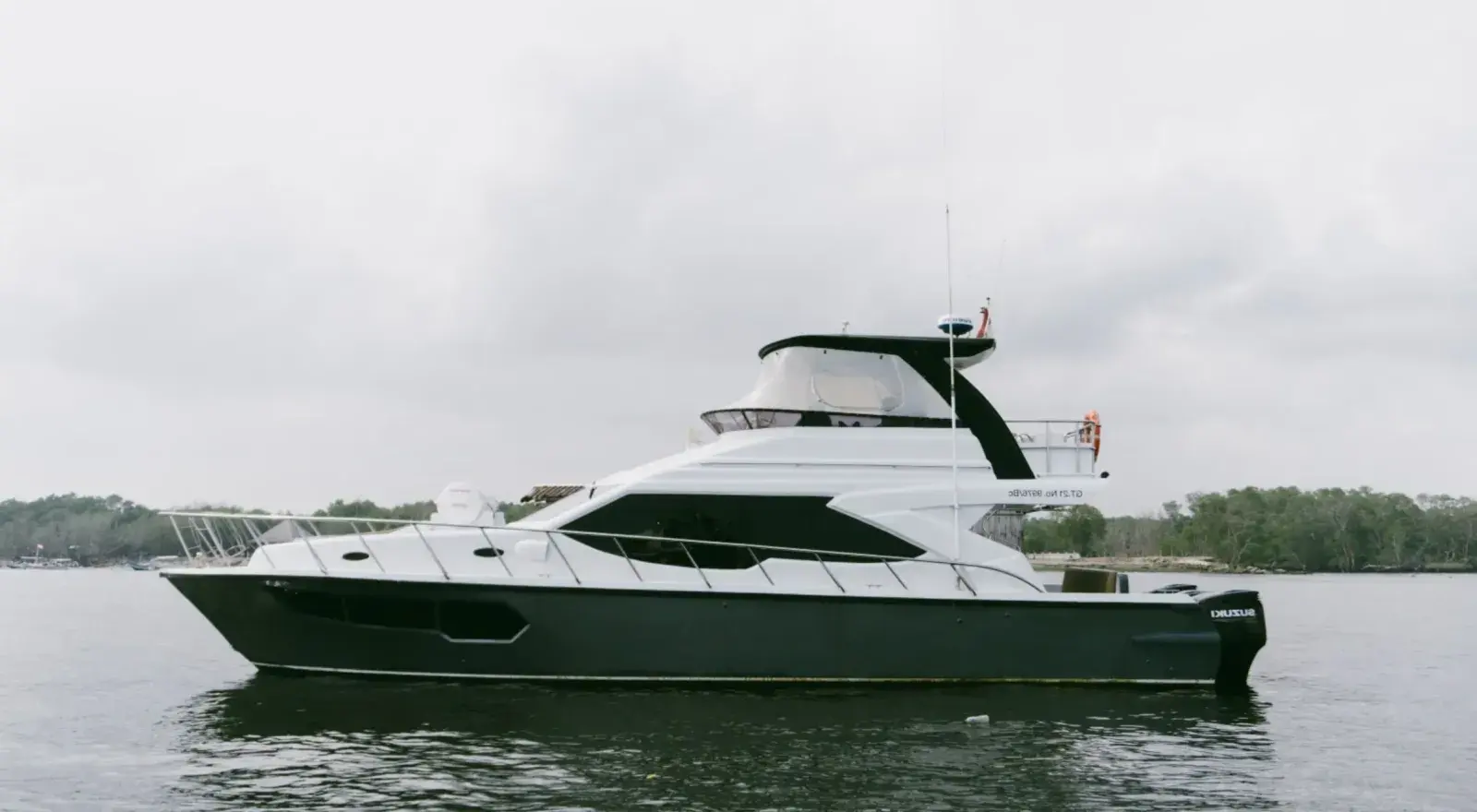 Luxury Cruiser Yacht [8h service]
