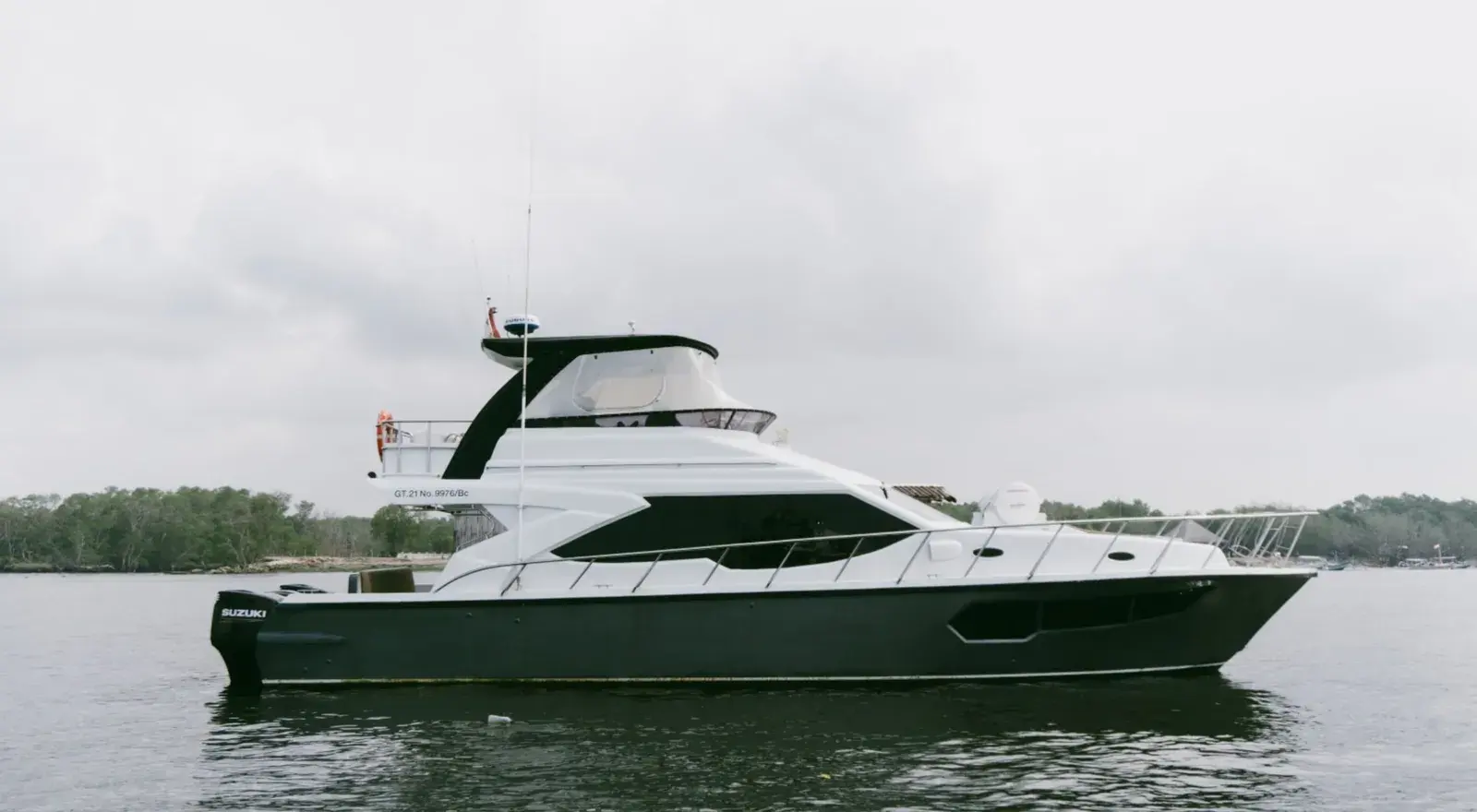 Luxury Cruiser Yacht [4h service]