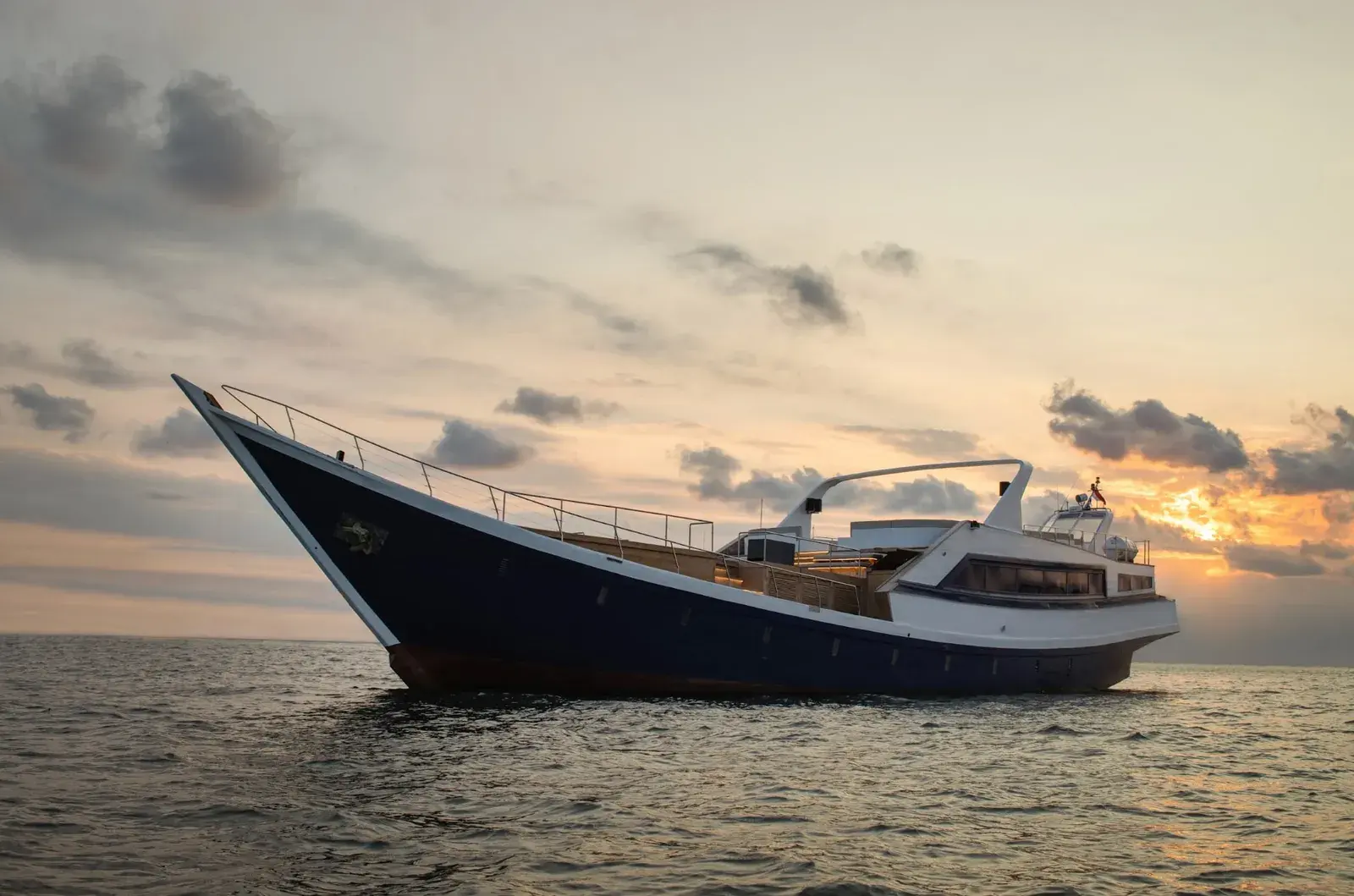 Luxury Phinisi Vessel [4h service]