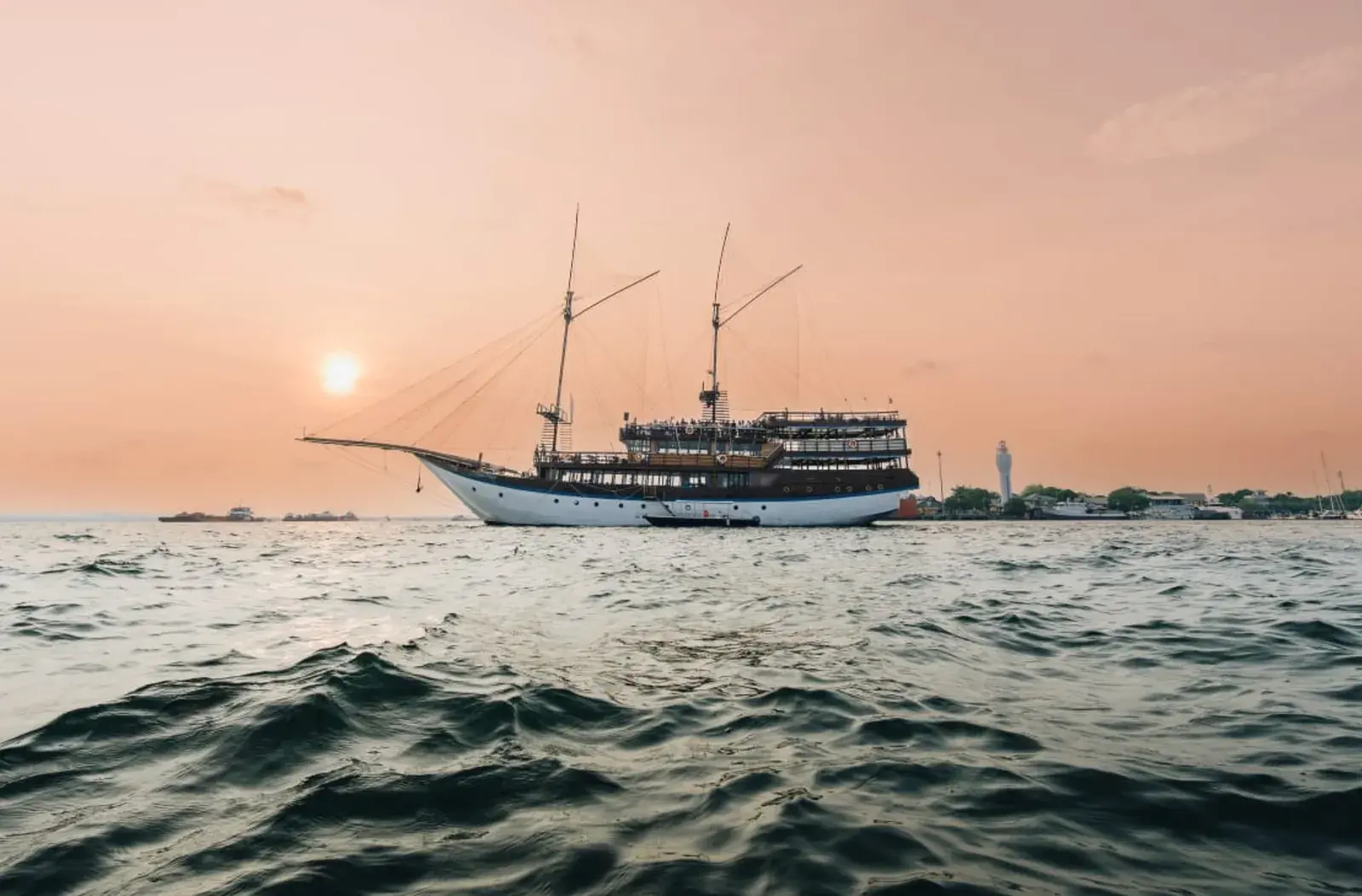 Sailing Phinisi Vessel [3h service]